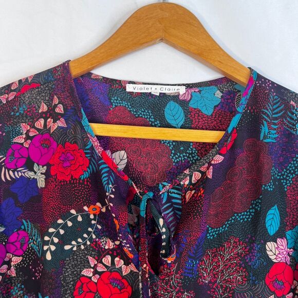 Violet & Claire Dark Floral Bell Sleeve Tie Neck Boho Peasant Blouse Size Medium - Picture 3 of 9